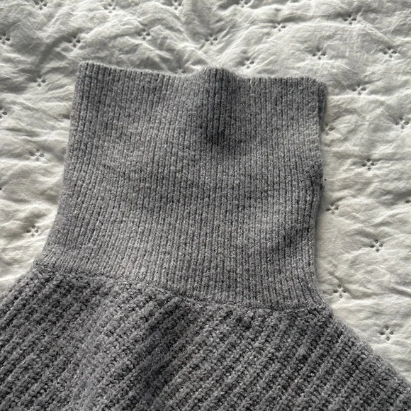 Gray Ribbed Turtleneck Sweater - Picture 3 of 6